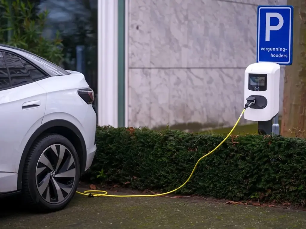 Elbil eller hybridbil: Undgå den dyre fejl med dette 2026-tjek