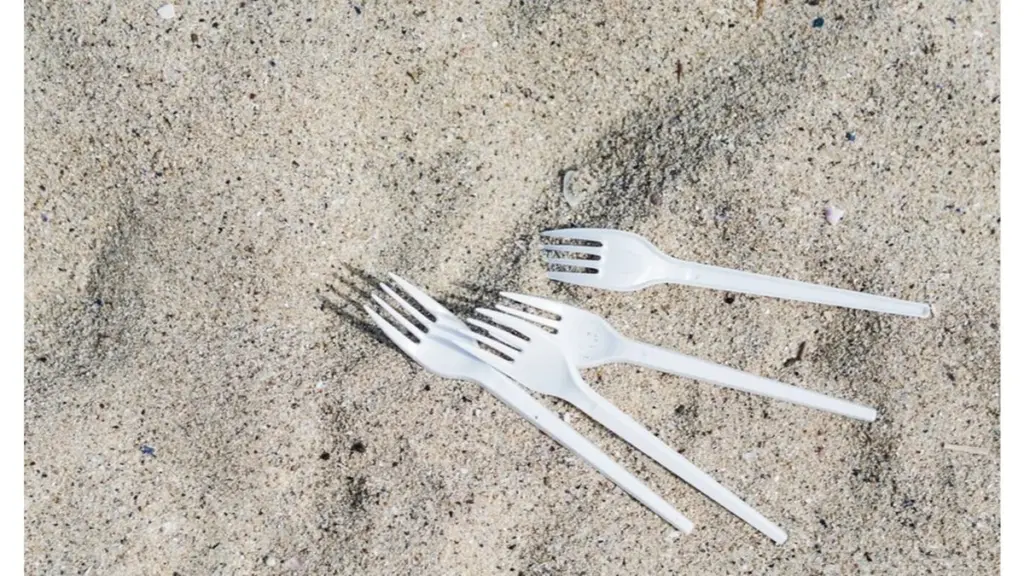 Plastikgafler i haven: Derfor bruger naboen Antanas dette trick mod skadedyr
