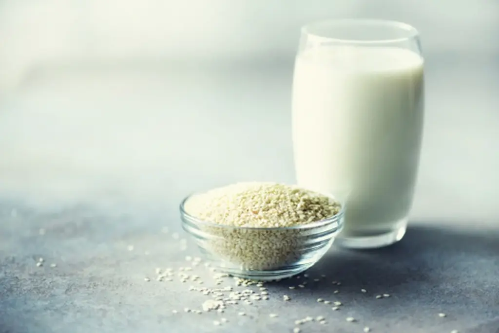 Sesammælk og stærke knogler: Sandheden om dit daglige calcium-indtag